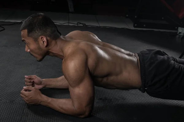 Kas Oluşturucu adam tahta Modern fitness merkezinde egzersiz yaparak ile onun beden eğitimi