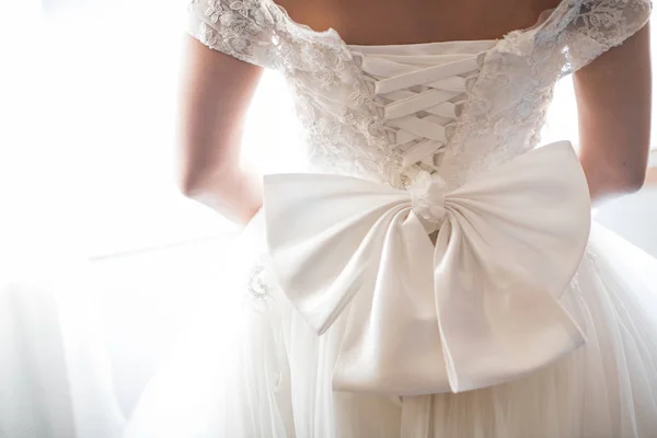 Vestido Noiva Volta Detalhe Close Noivas Beleza Contra Fundo Branco — Fotografia de Stock