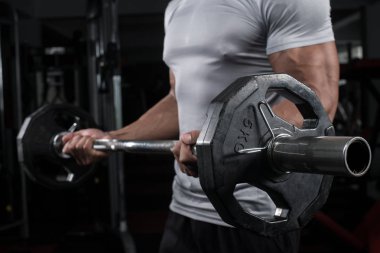 Kas Oluşturucu adam halter Modern bir fitness merkezi ile onun beden eğitimi