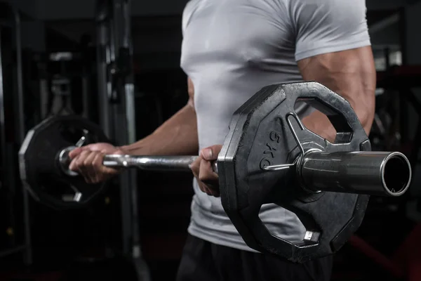 Muscular Hombre Constructor Entrenamiento Cuerpo Con Barra Pesas Gimnasio Moderno — Foto de Stock