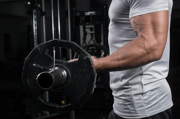 Muscular Hombre Constructor Entrenamiento Cuerpo Con Barra Pesas Gimnasio Moderno —  Fotos de Stock