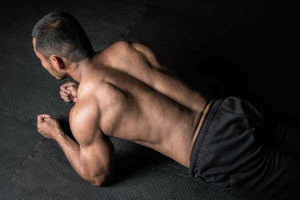 Gym Concept で筋肉ビルダー男腹筋スポーツ フィットネスまっただ中ににあった男 — ストック写真