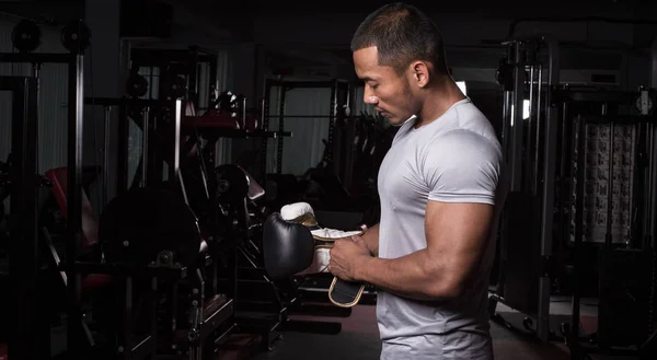 Muscular Constructor Hombre Con Guantes Boxeo Posando Gimnasio Club Fitness — Foto de Stock