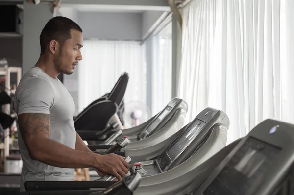 Makine Treadmill Fitness Spor Kulübünde Çalışan Kas Oluşturucu Adam — Stok fotoğraf