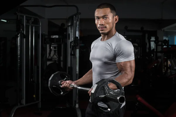 Construtor Muscular Homem Treinando Seu Corpo Com Barbell Moderno Centro — Fotografia de Stock