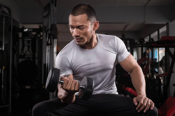 Muscular Constructor Hombre Entrenando Cuerpo Con Mancuerna Gimnasio Moderno — Foto de Stock