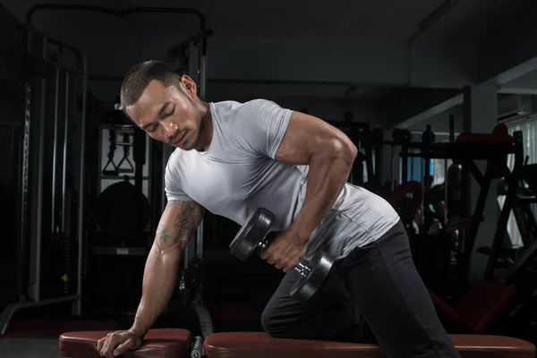Construtor Muscular Homem Treinando Seu Corpo Com Haltere Moderno Centro — Fotografia de Stock