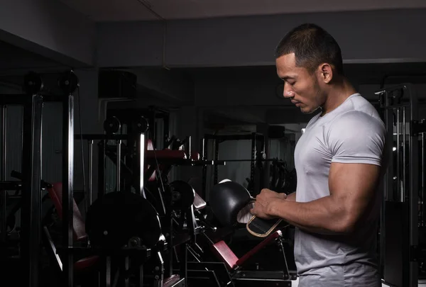 Muscular Constructor Hombre Con Guantes Boxeo Posando Gimnasio Club Fitness —  Fotos de Stock