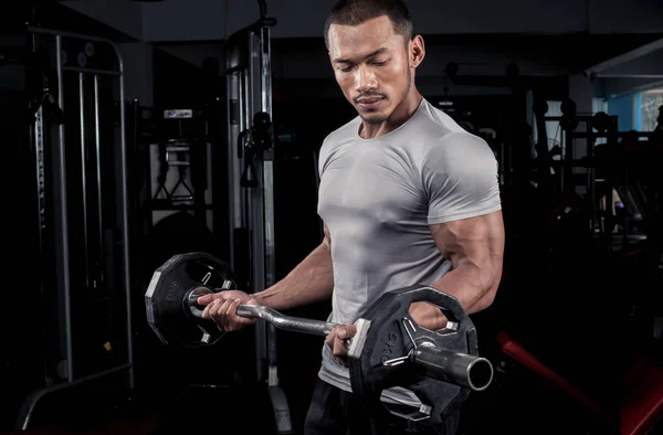 Construtor Muscular Homem Treinando Seu Corpo Com Barbell Moderno Centro — Fotografia de Stock