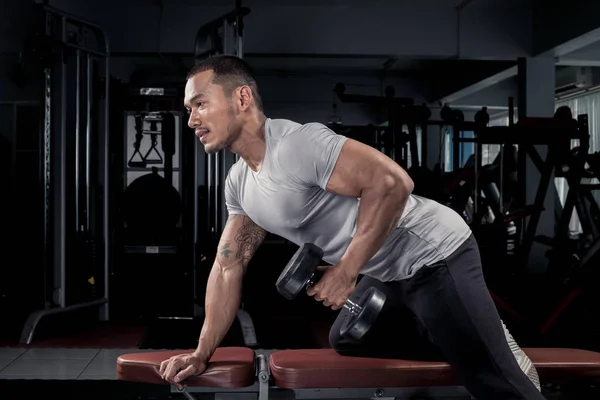 Muscular Constructor Hombre Entrenando Cuerpo Con Mancuerna Gimnasio Moderno —  Fotos de Stock