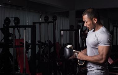 Boks eldivenleri fitness Spor Kulübü'nde poz adamla kas Oluşturucu