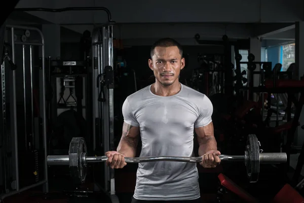 Construtor Muscular Homem Treinando Seu Corpo Com Barbell Moderno Centro — Fotografia de Stock