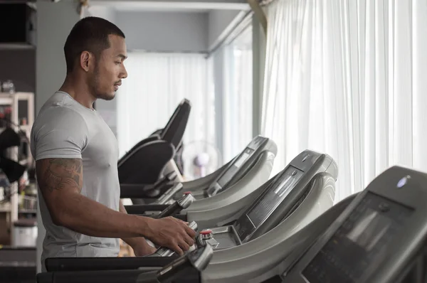 Makine Treadmill Fitness Spor Kulübünde Çalışan Kas Oluşturucu Adam — Stok fotoğraf