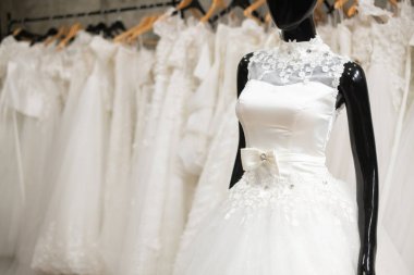 Beyaz Gelinlik giymek gelin için beklemek manken ya da kukla giyim üzerine giyilir.