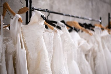 Bir askı üzerinde güzel gelinlik