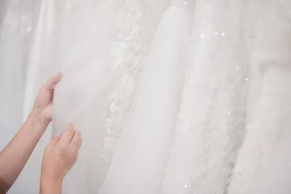 Menyasszony Menyasszonyi Ruha Kiválasztása — Stock Fotó