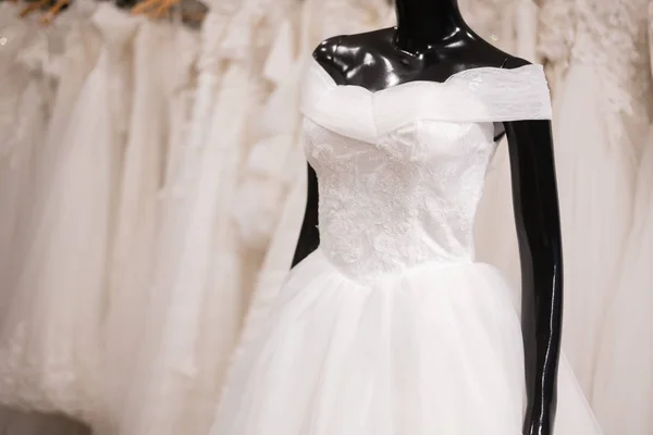 マネキンや人形の摩耗を着用する花嫁を待つ白いウェディング ドレスを着用します — ストック写真