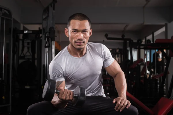 Construtor Muscular Homem Treinando Seu Corpo Com Haltere Moderno Centro — Fotografia de Stock