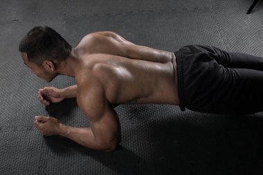 Kas Oluşturucu adam mekik gym.concept spor fitness centrer erkekte