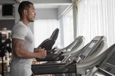 Makine treadmill fitness spor kulübünde çalışan kas Oluşturucu adam