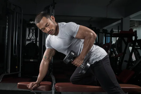 Construtor Muscular Homem Treinando Seu Corpo Com Haltere Moderno Centro — Fotografia de Stock