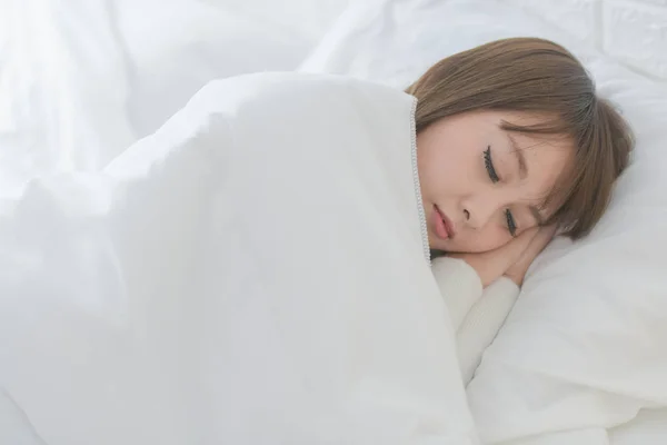 Wanita Asia Yang Cantik Senang Berbaring Tempat Tidur Gadis Asia — Stok Foto