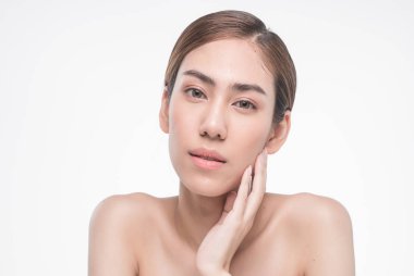 Genç güzel Asya kadın yüzü beyaz arka plan kavramı cilt bakımı kozmetik ürünleri izole dokunmadan