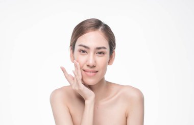 Genç güzel Asya kadın yüzü beyaz arka plan kavramı cilt bakımı kozmetik ürünleri izole dokunmadan