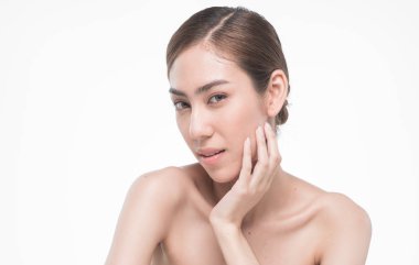 Genç güzel Asya kadın yüzü beyaz arka plan kavramı cilt bakımı kozmetik ürünleri izole dokunmadan