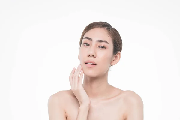 若い美しいアジア女性ホワイト バック グラウンド概念スキンケア化粧品に分離された彼女の顔に触れる — ストック写真
