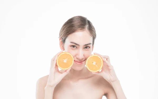 Joven Mujer Sosteniendo Jugosas Naranjas Ante Cara Concepto Alimentación Saludable — Foto de Stock