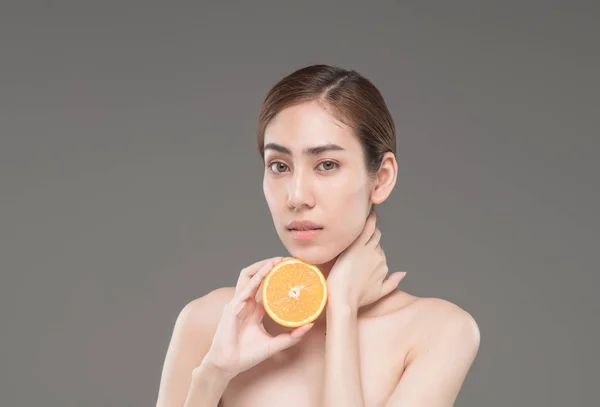 Mujer Joven Sosteniendo Naranjas Jugosas Concepto Alimentación Saludable Dieta Gris — Foto de Stock
