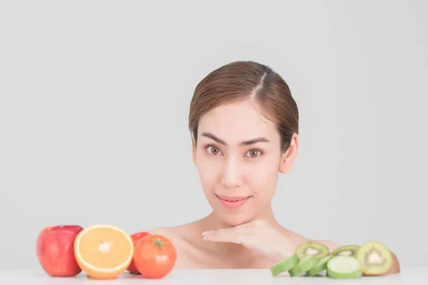 Hermosa Mujer Asia Con Frutas Saludables Mesa Fondo Blanco Concepto — Foto de Stock