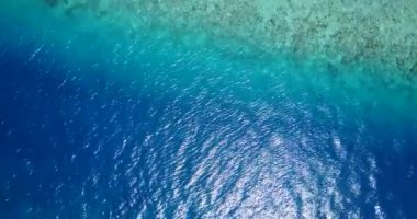 Kristal deniz dalgaları. Bora Bora 'daki tropik cennet, Fransız Polinezyası.