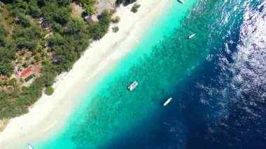 Kumsaldan okyanus manzarası Kuzey Atlantik Okyanusu 'ndaki Bermuda' da inanılmaz bir yaz tatili.