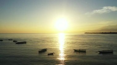 Denizde alacakaranlık. Bali 'nin tropikal doğası.