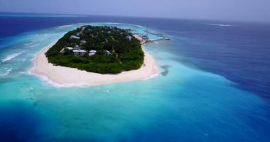 İnsansız hava aracı yeşil tropikal adanın yakınında uçuyor. Bora Bora 'ya seyahat, Fransız Polinezyası.