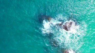 Dalgalı deniz suyu. Bali 'nin tropikal doğası.