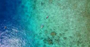 Turistler gün ortasında şnorkelle yüzmeyi severler. Bali 'nin doğal arka planı.