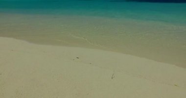 Sahil şeridinde saydam deniz suyu. Endonezya 'nın Idyllic doğası.