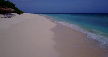 Beyaz kumlu sahil şeridini temizleyin. Endonezya, Bali 'de tatil sezonu.