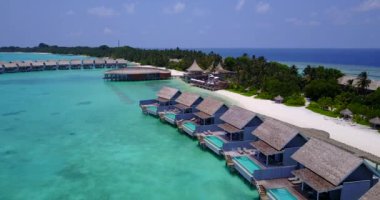 Tropikal adada sıcak bungalovlar. Endonezya, Bali 'deki egzotik manzara.  