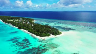 Parlak turkuaz deniz manzaralı cennet adası. Endonezya, Bali 'deki egzotik manzara.  