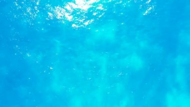 Titrek dalgalı deniz suyu manzarası. Tayland yaz gezisi.
