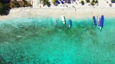 Gündüz vakti sahil şeridi manzarası. Bali 'nin Idyllic doğası.