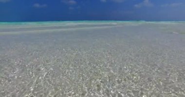 Huzurlu ve sığ suyun yakın görüntüsü. Endonezya, Bali 'de tropikal tatilin tadını çıkarıyorum..