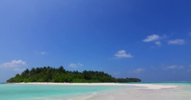 Parlak güneşli bir günde tropik sahil şeridi. Tayland 'a yaz yolculuğu.