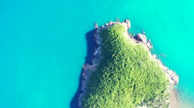 Canlı renklerde deniz kenarı. Endonezya 'ya yaz yolculuğu.