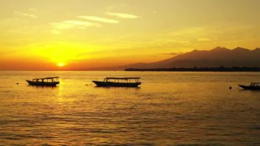 Deniz kenarında gün batımı zamanı. Endonezya, Bali 'de tropikal tatilin tadını çıkarıyorum..