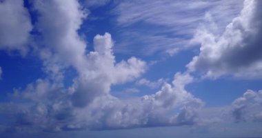 Beyaz kabarık bulutlu mavi gökyüzü. Endonezya 'nın Idyllic doğası.